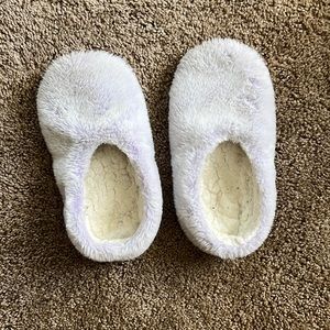 Light purple fuzzy slippers